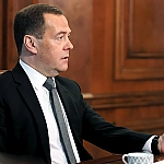 Медведев раскритиковал торговое соглашение между Трампом и ЕС как невыгодное для Европы