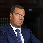 Медведев заявил, что после отмены встречи Путина и Трампа Россия может усиливать удары по Украине