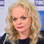 Лариса Долина вывозит вещи из квартиры в Хамовниках