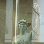 В Петербурге в суд направлено дело о незаконной миграции с участием ректора частного вуза