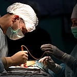 В Москве врачи спасли мальчика, попавшего под мусоровоз