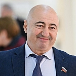 Сенатор Александр Вайнберг сложил полномочия и заявил о решении отправиться в зону СВО