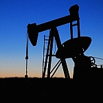 Нефтяные котировки замедлили падение, отыграв часть дневных потерь