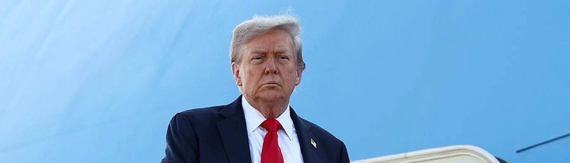 Трамп вылетел на саммит с Путиным на Аляске