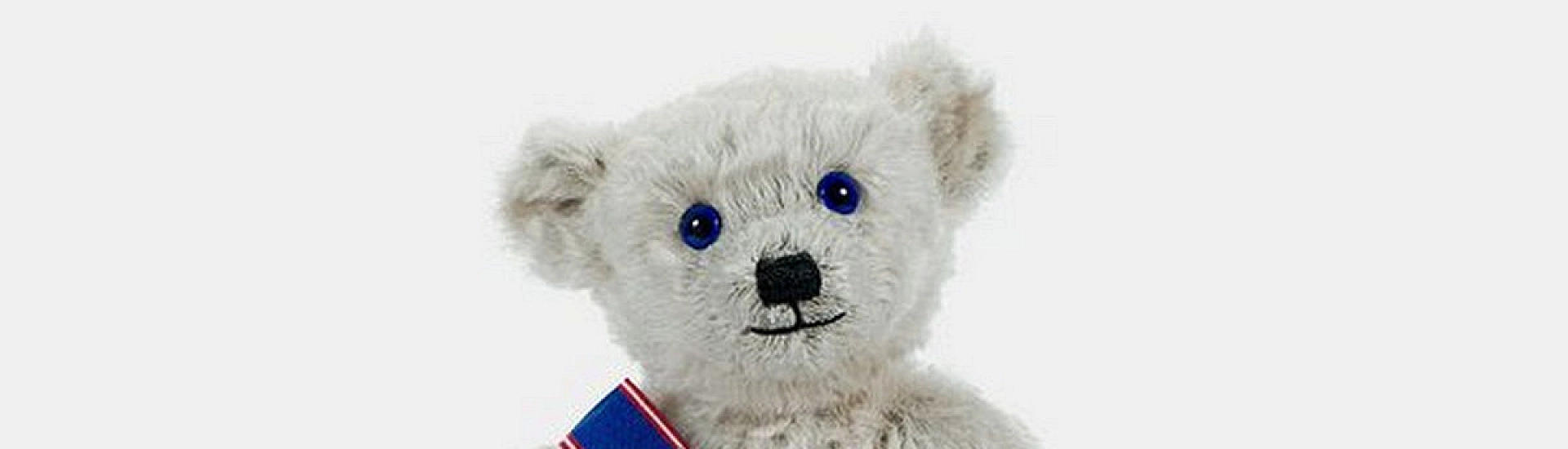 Карл III выпустил коллекцию плюшевых медведей по своему образу