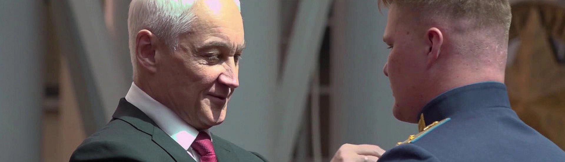 Андрей Белоусов вручил «Золотые Звезды» и оружие героям СВО