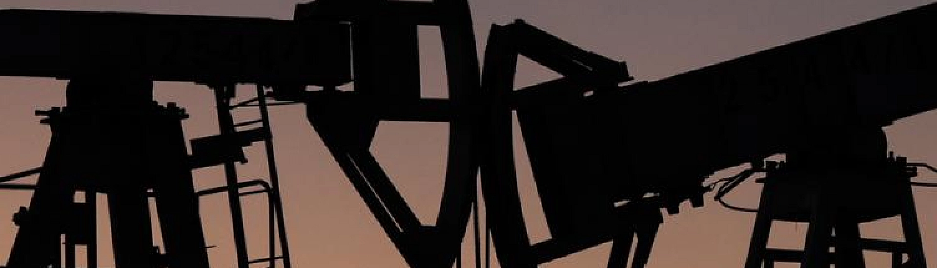 Нефть Brent держится у $62,56 за баррель после снижения на прошлой неделе