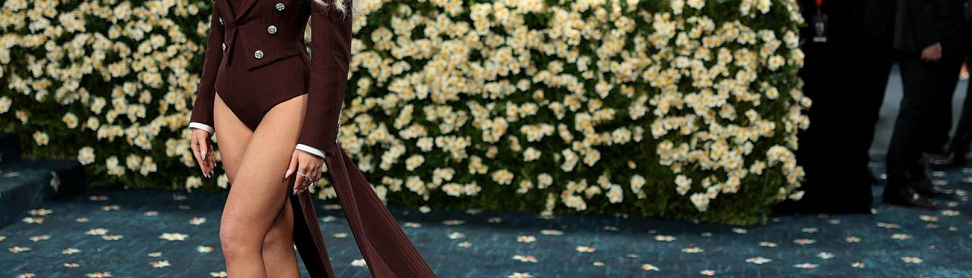 Сабрина Карпентер появилась на шоу Сета Майерса в винтажном мини-платье с глубоким декольте