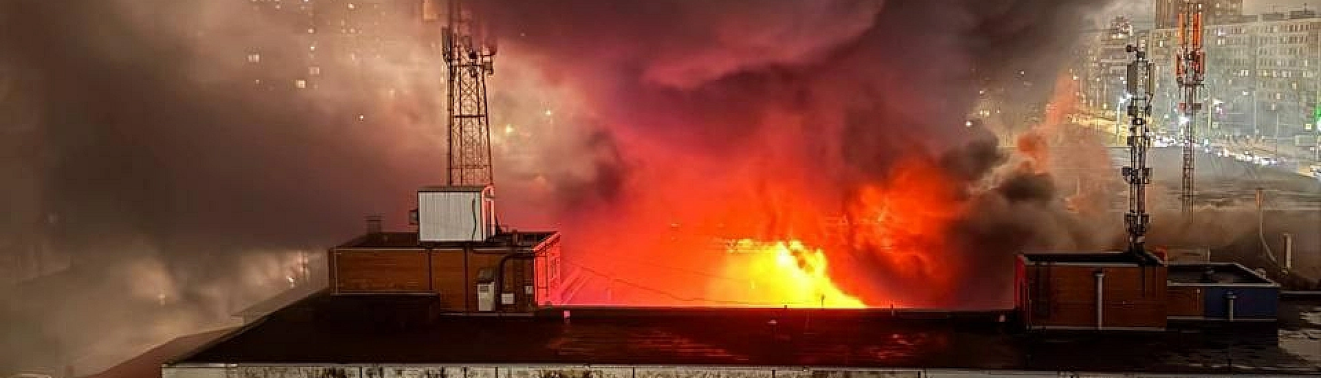 Пожар на Правобережном рынке в Петербурге: один погибший, десятки эвакуированных