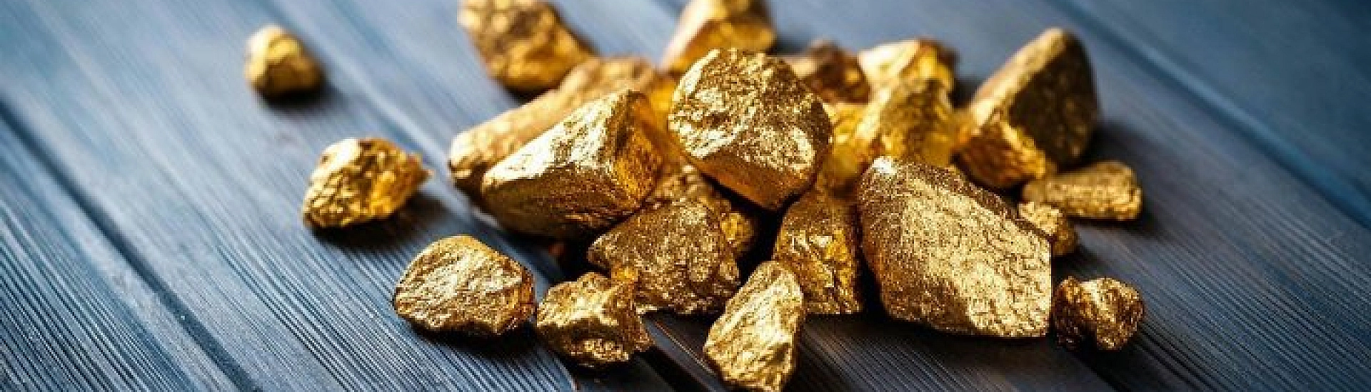 Фьючерсы на золото обновили максимум с октября, превысив $4367 за унцию