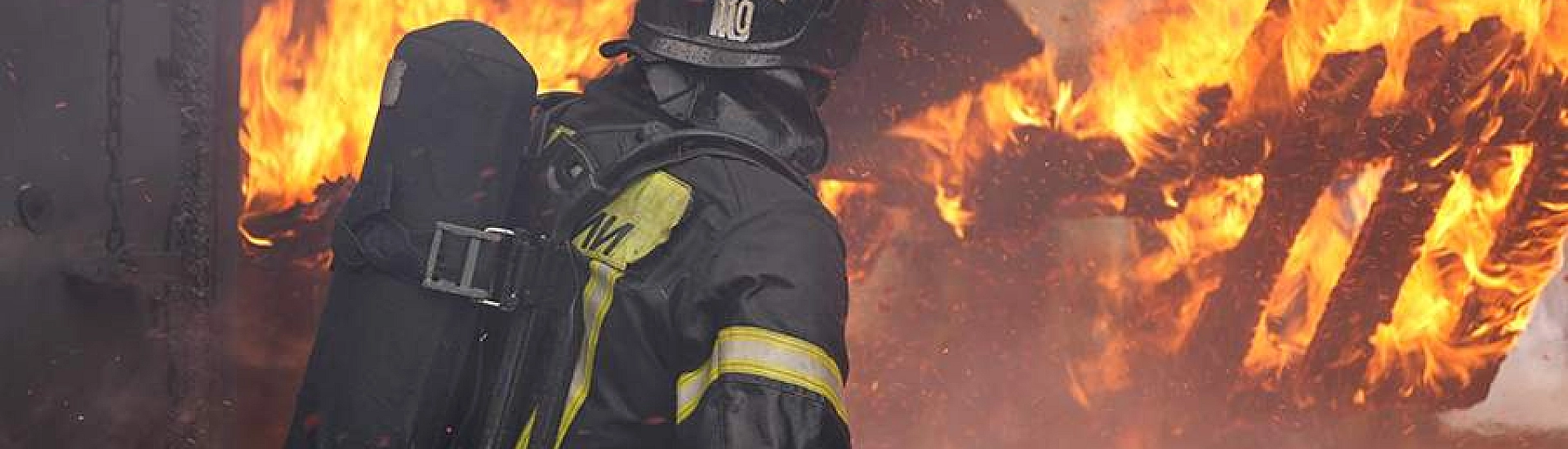 В Кабардино-Балкарии локализовали крупный пожар на складе в селе Карагач