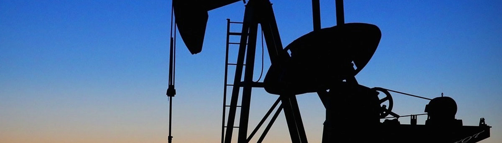 Нефтяные котировки замедлили падение, отыграв часть дневных потерь