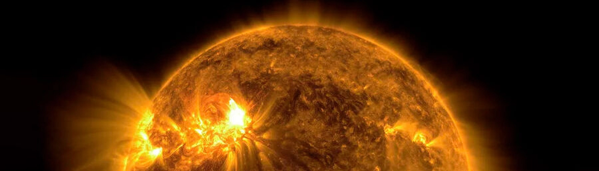 На обратной стороне Солнца зафиксировали мощную вспышку, угрозы для Земли нет