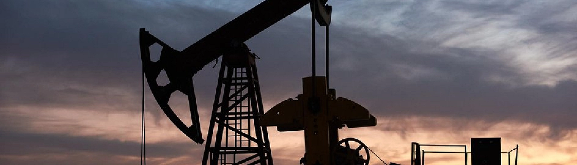 Нефть дорожает на фоне рисков вокруг Ирана и ожиданий по запасам США