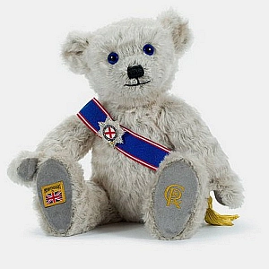 Карл III выпустил коллекцию плюшевых медведей по своему образу