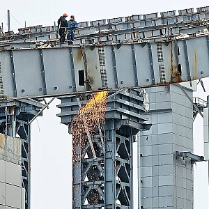 При сносе башни комплекса «Снежком» в Красногорске повреждены десятки машин и окон