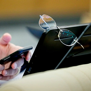 Песков призвал российских чиновников быть осторожнее из-за рисков прослушки