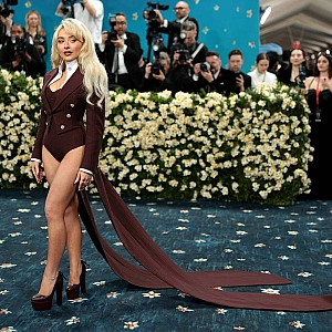 Сабрина Карпентер появилась на шоу Сета Майерса в винтажном мини-платье с глубоким декольте