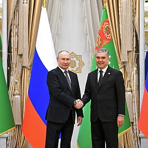 Путин и Мирзиеев пообщались перед началом международного форума в Ашхабаде