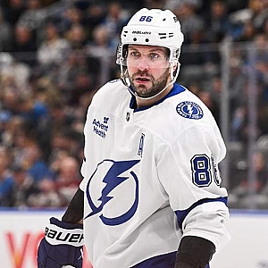 Драка в матче НХЛ: Ткачак толкнул Кучерова, судьи наказали 11 игроков