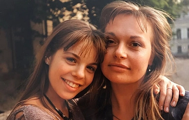 Анастасия Стоцкая поделилась редким архивным снимком из юности